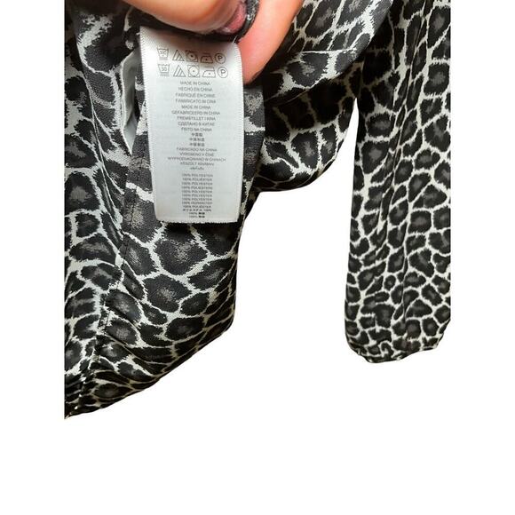 MICHAEL KORS SZ M Black& White Long Sleeve V-Neck Leopard Print Blouse NWT - Picture 3 of 4